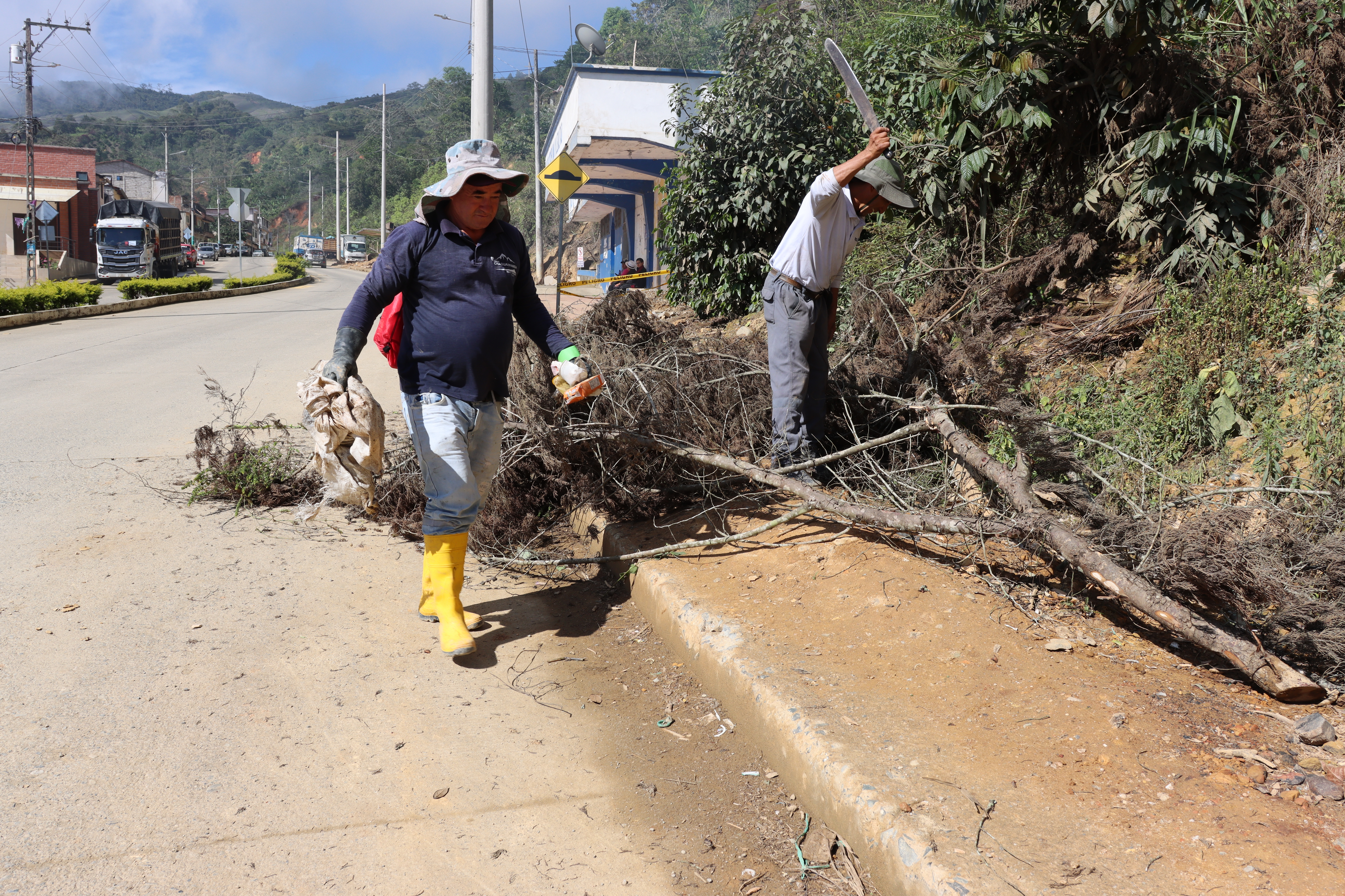 Se realiza limpieza de alcantarilla